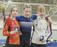 Salla Tompuri Kiuruveden Urheilijat yleisurheilun SM-hallikisat (kuvassa myös Joensuun Katajan Liisa Keskisalo ja Jyväskylän Kenttäurheilijoiden Aada Suutari)_nettiin