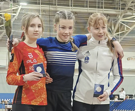 Salla Tompuri Kiuruveden Urheilijat yleisurheilun SM-hallikisat (kuvassa myös Joensuun Katajan Liisa Keskisalo ja Jyväskylän Kenttäurheilijoiden Aada Suutari)_nettiin