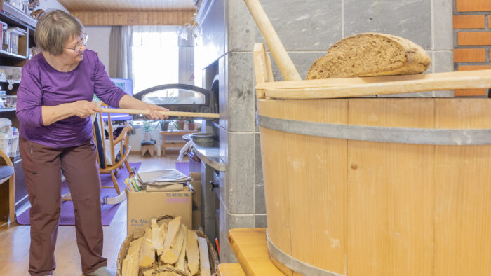 Hapanruisleivän tekemistä (kuvaaja Riitta Airaksinen)_käsitelty
