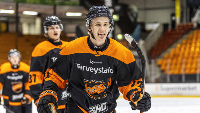 Roope Tossavainen jääkiekko Kouvolan KooKoo 1 (kuvaaja Kari Koski)_käsitelty