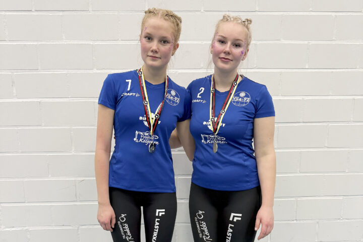 Vieremän Lentopallo-92 ViLe-92 B1-tytöt aluemestarit ja SM-finalistit Kiuruveden Luomu-Wolleyn LuoWon kasvatit Eveliina Väänänen ja Salla Ryytty (kuvaaja Marika Ryytty)_nettiin