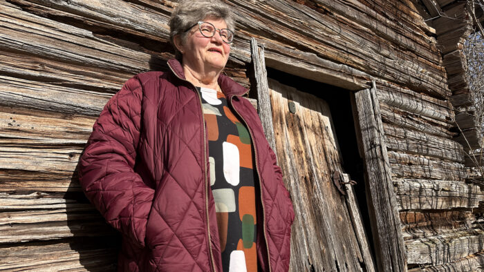 anja aitan edessä printti