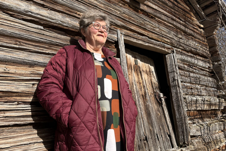 anja aitan edessä printti