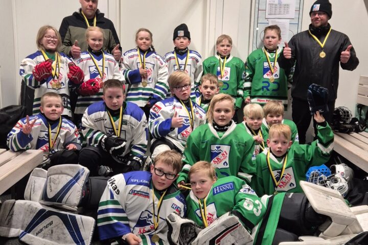 Kiuruveden Kiekko-81 KK-81 U9-joukkue jääkiekko Ponsse-turnaus Iisalmessa