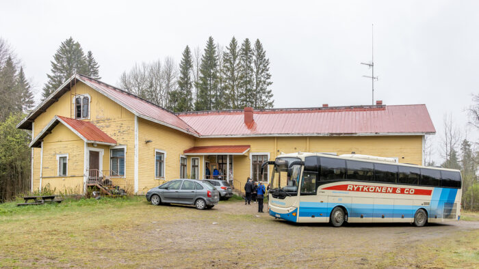 Kotiseutuyhdistyksen retki 2025 Salmenkylän koulu (kuvaaja Riitta Airaksinen)_nettiin