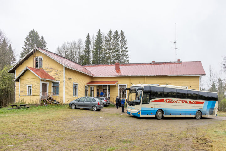 Kotiseutuyhdistyksen retki 2025 Salmenkylän koulu (kuvaaja Riitta Airaksinen)_nettiin