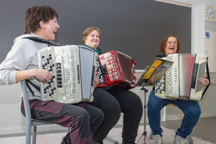 henni_niileksela_henna_ikonen_sisko_piippo_kuvaaja_riitta_airaksinen_netti