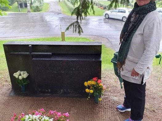 Akun ja Miinan haudalla
