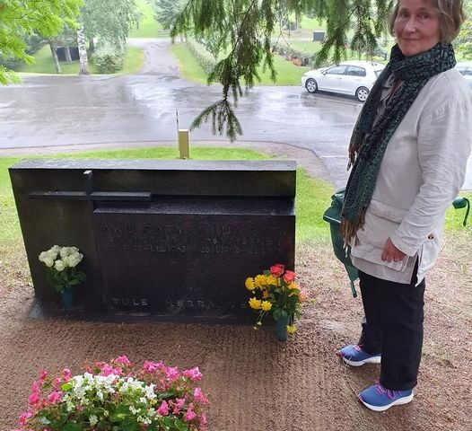 Akun ja Miinan haudalla