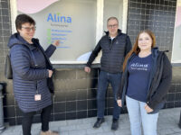 Elinkeinojaoston Tommi Tikka ja Maija-Leena Kemppainen sekä Alinan yrittäjä Tuija Vuohtoniemi_käsitelty