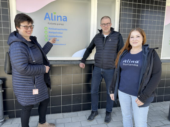 Elinkeinojaoston Tommi Tikka ja Maija-Leena Kemppainen sekä Alinan yrittäjä Tuija Vuohtoniemi_käsitelty