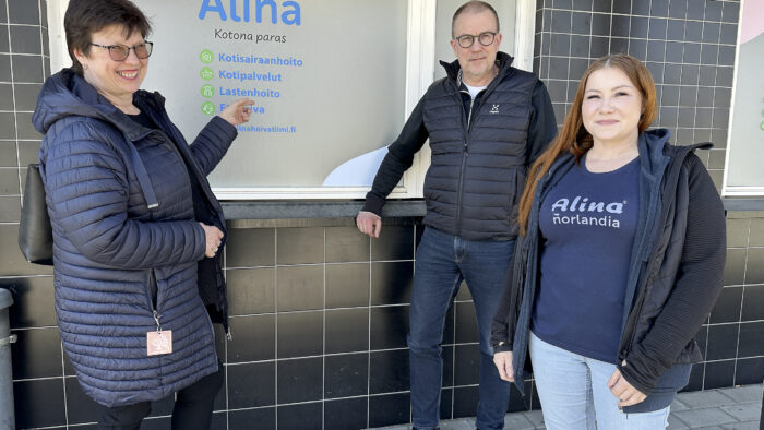 Elinkeinojaoston Tommi Tikka ja Maija-Leena Kemppainen sekä Alinan yrittäjä Tuija Vuohtoniemi_käsitelty