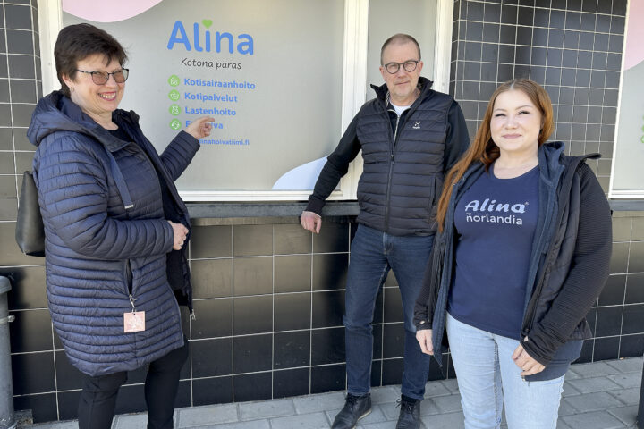 Elinkeinojaoston Tommi Tikka ja Maija-Leena Kemppainen sekä Alinan yrittäjä Tuija Vuohtoniemi_käsitelty