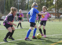 KiuPan T10-joukkue ja Toivalan Urheilijat jalkapallo Ilmarin kenttä (kuvaaja Pekka Kattainen)_käsitelty