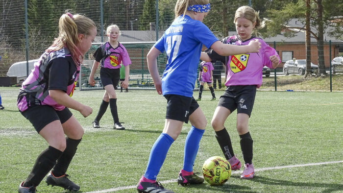 KiuPan T10-joukkue ja Toivalan Urheilijat jalkapallo Ilmarin kenttä (kuvaaja Pekka Kattainen)_käsitelty