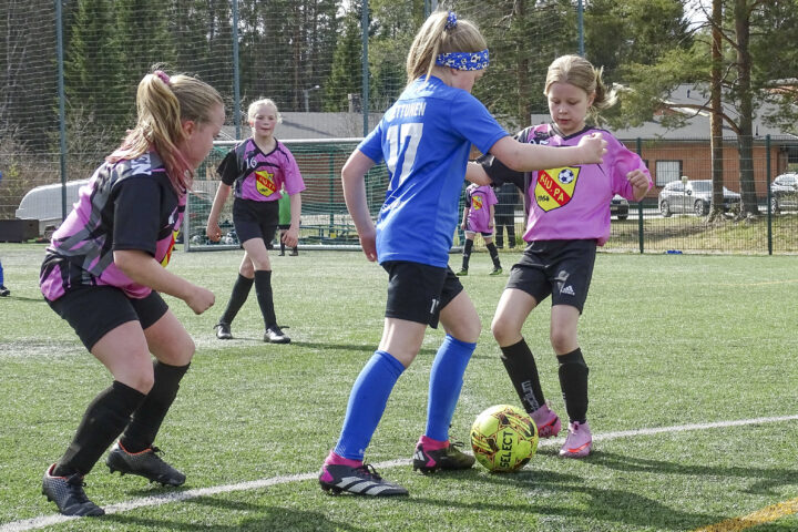 KiuPan T10-joukkue ja Toivalan Urheilijat jalkapallo Ilmarin kenttä (kuvaaja Pekka Kattainen)_käsitelty