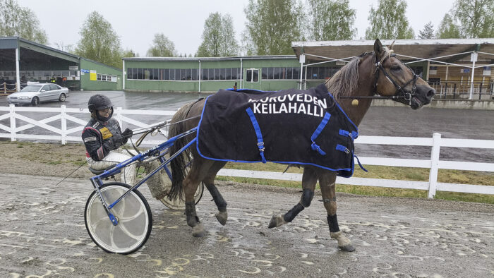 Kiuruveden Hevosystäväinseuran paikallisravit Vieremällä Ukkoherra ja Eveliina Talvensaari (kuvaaja Saana Hyvönen)_käsitelty
