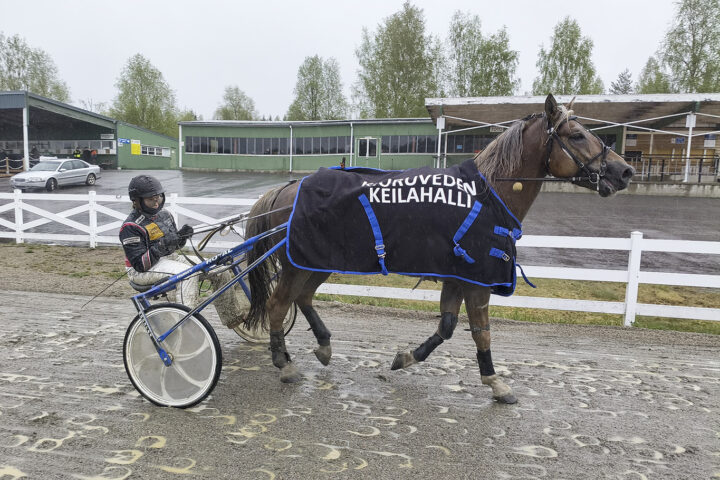 Kiuruveden Hevosystäväinseuran paikallisravit Vieremällä Ukkoherra ja Eveliina Talvensaari (kuvaaja Saana Hyvönen)_käsitelty