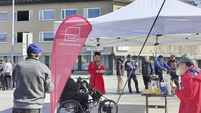 Sanna Kauppinen SDP Iisalmi kansanedustajaehdokas Kiuruveden torilla vappuna 2 (kuva Kiuruveden SDP)_käsitelty