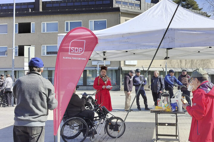 Sanna Kauppinen SDP Iisalmi kansanedustajaehdokas Kiuruveden torilla vappuna 2 (kuva Kiuruveden SDP)_käsitelty