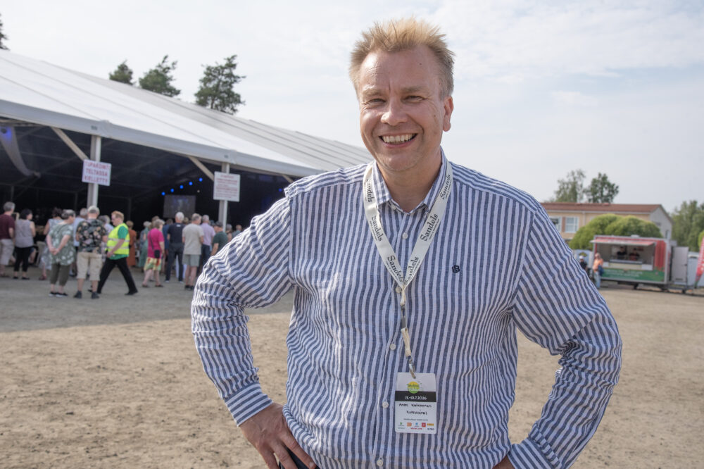 Antti Kaikkonen Keskustan puheenjohtaja Iskelmäviikko (kuvaaja Kirsi Haapea)_käsitelty