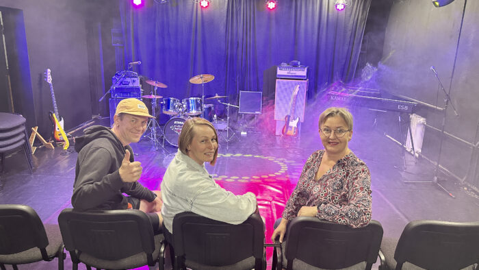 Hulluviiman huoneteatteri Esko Huttunen Tuulikki Huttunen Suvi Happonen_käsitelty
