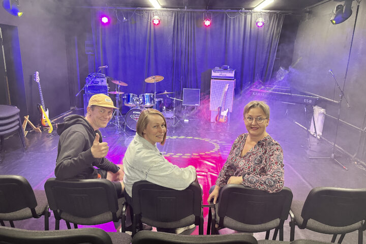 Hulluviiman huoneteatteri Esko Huttunen Tuulikki Huttunen Suvi Happonen_käsitelty