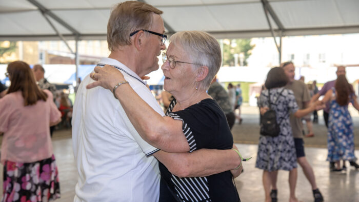 Iskelmäviikko yleisöä vieraita tanssia Antti Latva ja Aila Latva Kurikka (kuvaaja Kirsi Haapea)_käsitelty