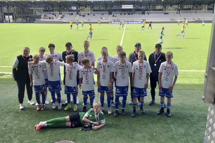 Jalkapallo Kokkola Cup PK-37 P14 YJ-hopeajoukkue jossa myös KiuPan pelaajia mukana (kuva PK-37)_nettiin