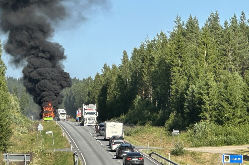 Linja-auto paloi Kiuruveden ja Iisalmen välisellä maantiellä onnettomuus pelastuslaitos tulipalo