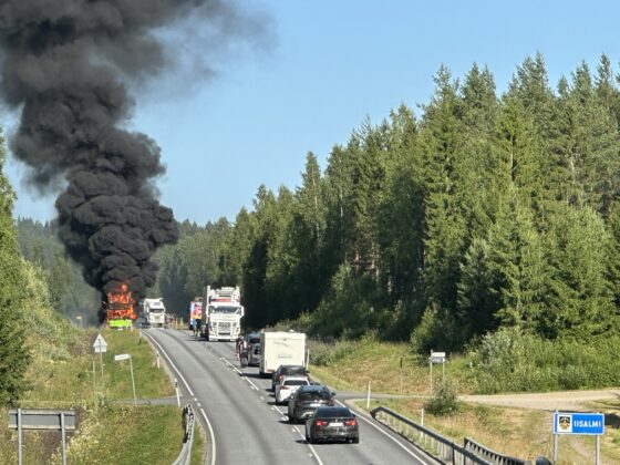 Linja-auto paloi Kiuruveden ja Iisalmen välisellä maantiellä onnettomuus pelastuslaitos tulipalo