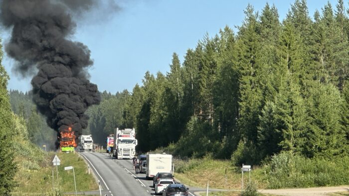 Linja-auto paloi Kiuruveden ja Iisalmen välisellä maantiellä onnettomuus pelastuslaitos tulipalo