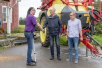 Elinkeinojaosto Jyväjemmarilla Matti Lappalainen ex-kunnanagronomi Martti Kauhanen ja Tommi Tikka (kuvaaja Riitta Airaksinen)_nettiin
