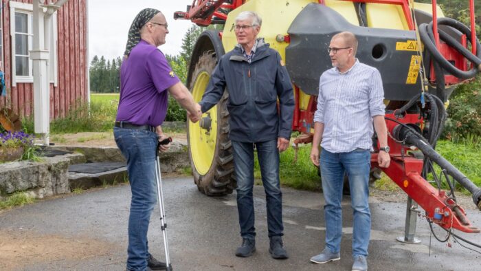 Elinkeinojaosto Jyväjemmarilla Matti Lappalainen ex-kunnanagronomi Martti Kauhanen ja Tommi Tikka (kuvaaja Riitta Airaksinen)_nettiin