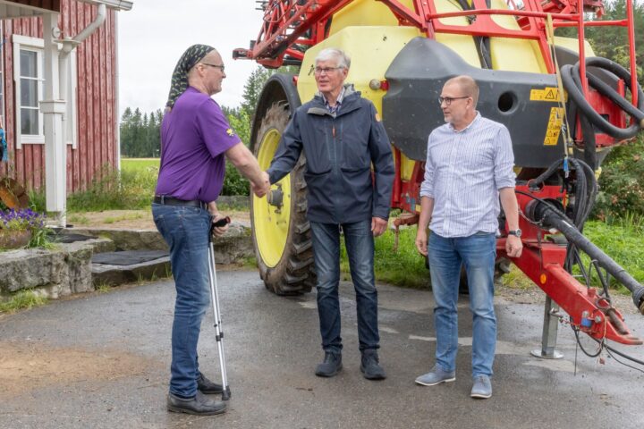 Elinkeinojaosto Jyväjemmarilla Matti Lappalainen ex-kunnanagronomi Martti Kauhanen ja Tommi Tikka (kuvaaja Riitta Airaksinen)_nettiin