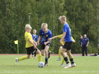 KiuPa P13-joukkue ja KuPS jalkapallo (kuvaaja Pekka Kattainen)_käsitelty