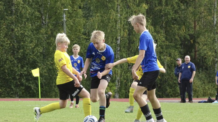 KiuPa P13-joukkue ja KuPS jalkapallo (kuvaaja Pekka Kattainen)_käsitelty