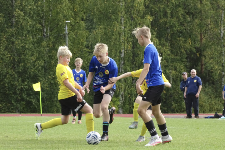 KiuPa P13-joukkue ja KuPS jalkapallo (kuvaaja Pekka Kattainen)_käsitelty