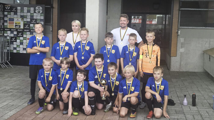 KiuPa jalkapallo P11-joukkue kultaa mestaruus Kuopio Cupissa (kuvaaja KiuPa)_käsitelty