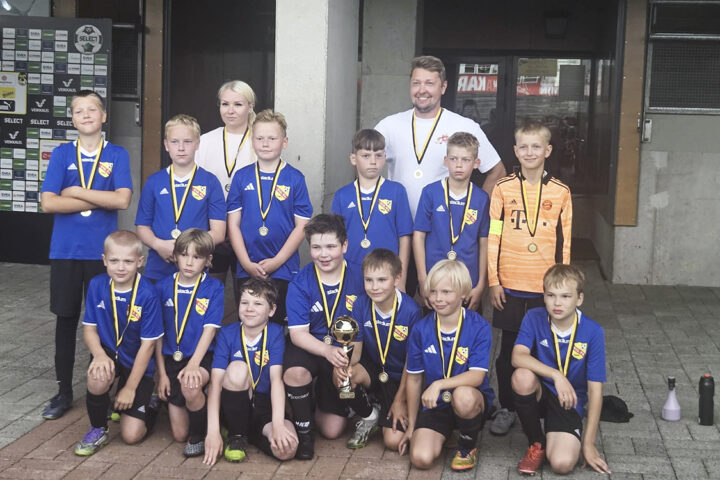 KiuPa jalkapallo P11-joukkue kultaa mestaruus Kuopio Cupissa (kuvaaja KiuPa)_käsitelty