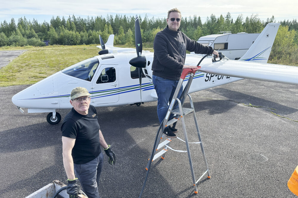 Kiuruveden lentokenttä lentokone Haapakumpu lentokentän päällikkö Jari Tikkanen ja puolalainen kartoituslentäjä Mateusz Labuda_käsitelty