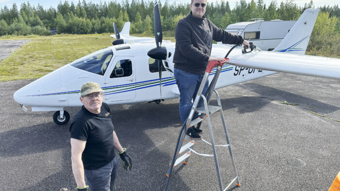 Kiuruveden lentokenttä lentokone Haapakumpu lentokentän päällikkö Jari Tikkanen ja puolalainen kartoituslentäjä Mateusz Labuda_käsitelty