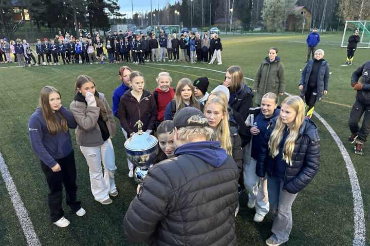KiuPan jalkapallokauden 2026 päättäjäiset Vuoden joukkue T13 13-vuotiaat tytöt_käsitelty