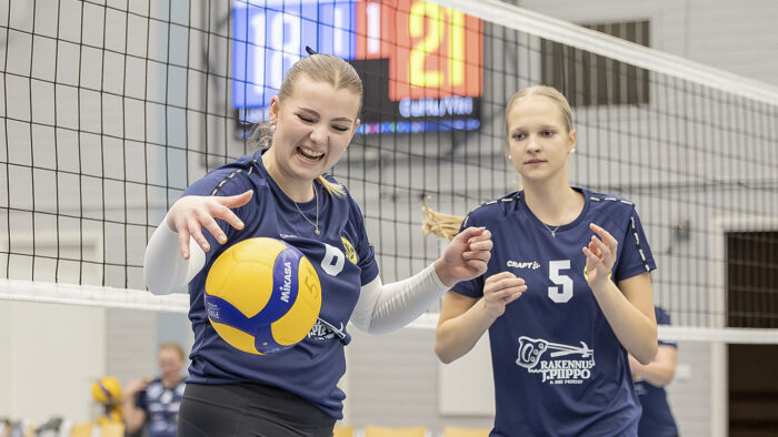 Luomu-Wolley LuoWo lentopallo naiset kakkossarja Sara Piippo ja Enni Matsi (kuvaaja Riitta Airaksinen)_käsitelty