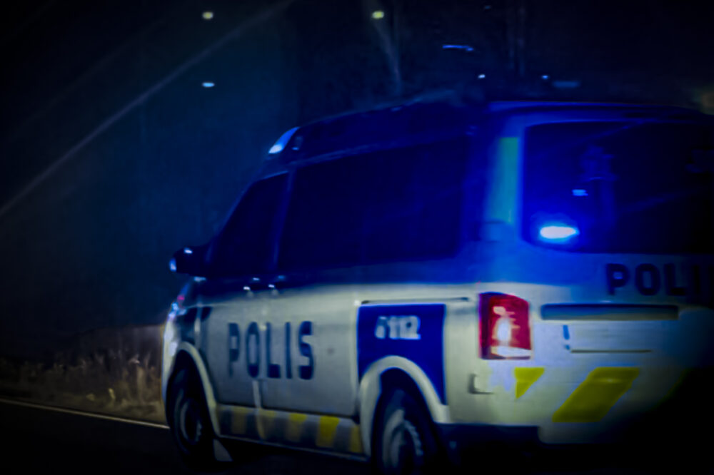 Poliisi-poliisiauto-pimea