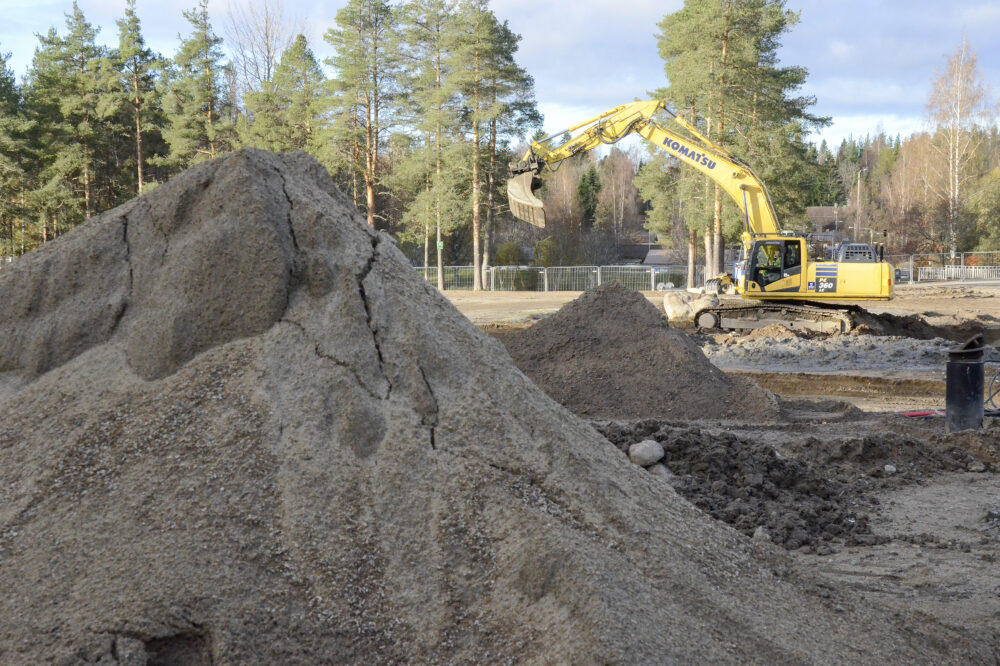 Uuden yhtenäiskoulun työmaa kaivinkone_käsitelty