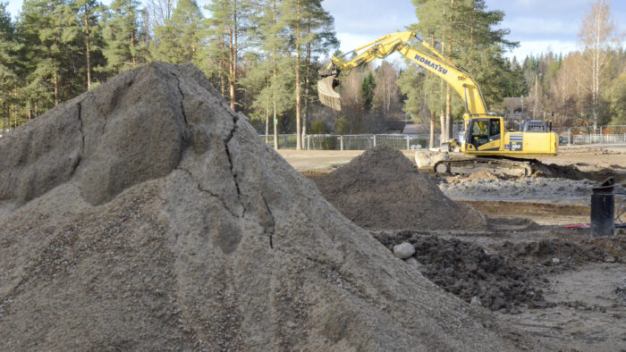 Uuden yhtenäiskoulun työmaa kaivinkone_käsitelty