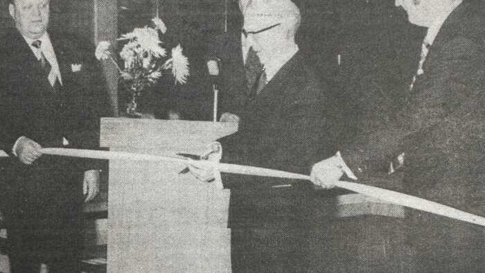 Vanha valokuva Kiuruvesi-lehti vuosi 1976 Kiuruveden uimahalli vihittiin käyttöön_käsitelty