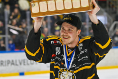 Henri-Knuutinen-jaakiekko-Mestis-mestaruus-IPK-nettiin-kuvaaja-Lassi-Myllyla